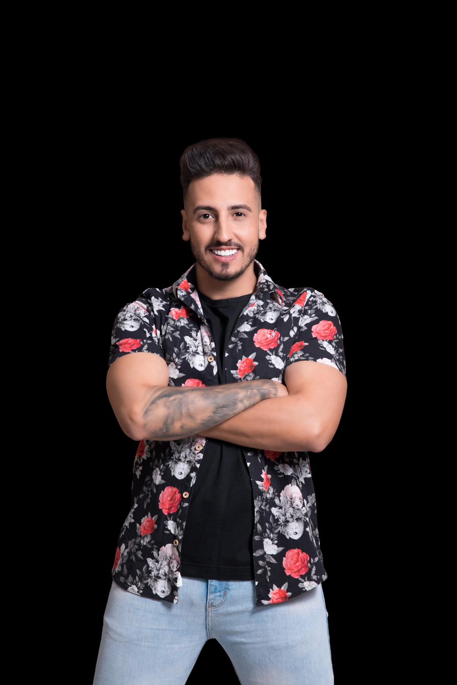 Gabriel Gadelha cantando em apresentação ao vivo